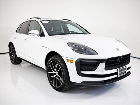 Certified 2025 Porsche Macan AWD/4WD image 9