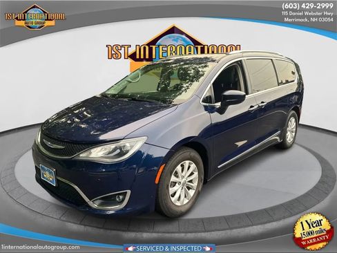 Used 2019 Chrysler Pacifica Touring-L FWD image 1