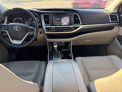 Used 2017 Toyota Highlander Limited AWD/4WD image 9