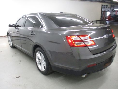 Used 2017 Ford Taurus SE FWD image 5