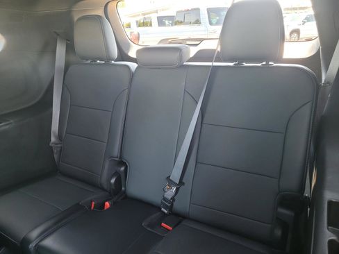 Used 2025 Buick Enclave Preferred FWD image 11