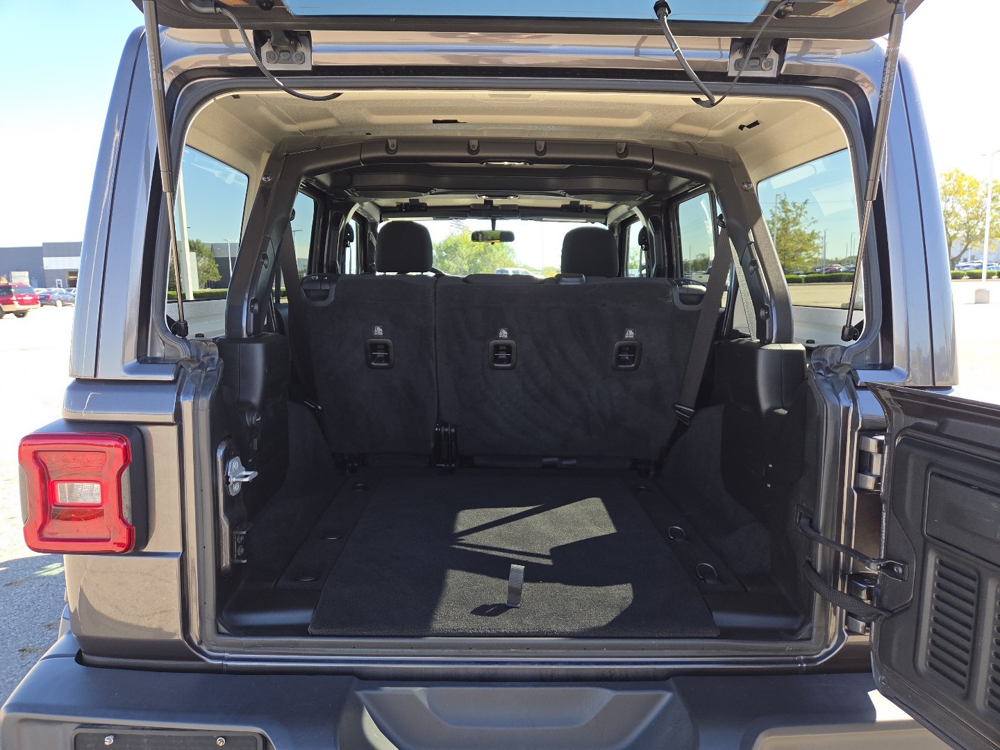 Used 2020 Jeep Wrangler Unlimited Sahara w/ LED Lighting Group AWD/4WD image 18