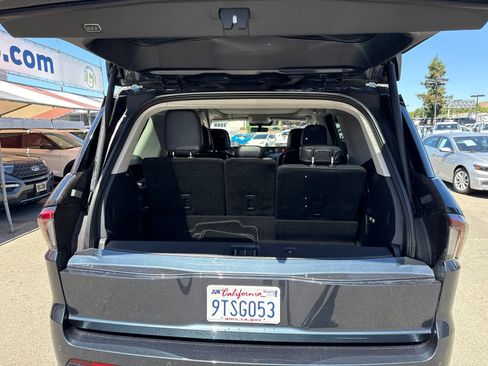 Certified 2025 Lincoln Navigator Reserve AWD/4WD image 17