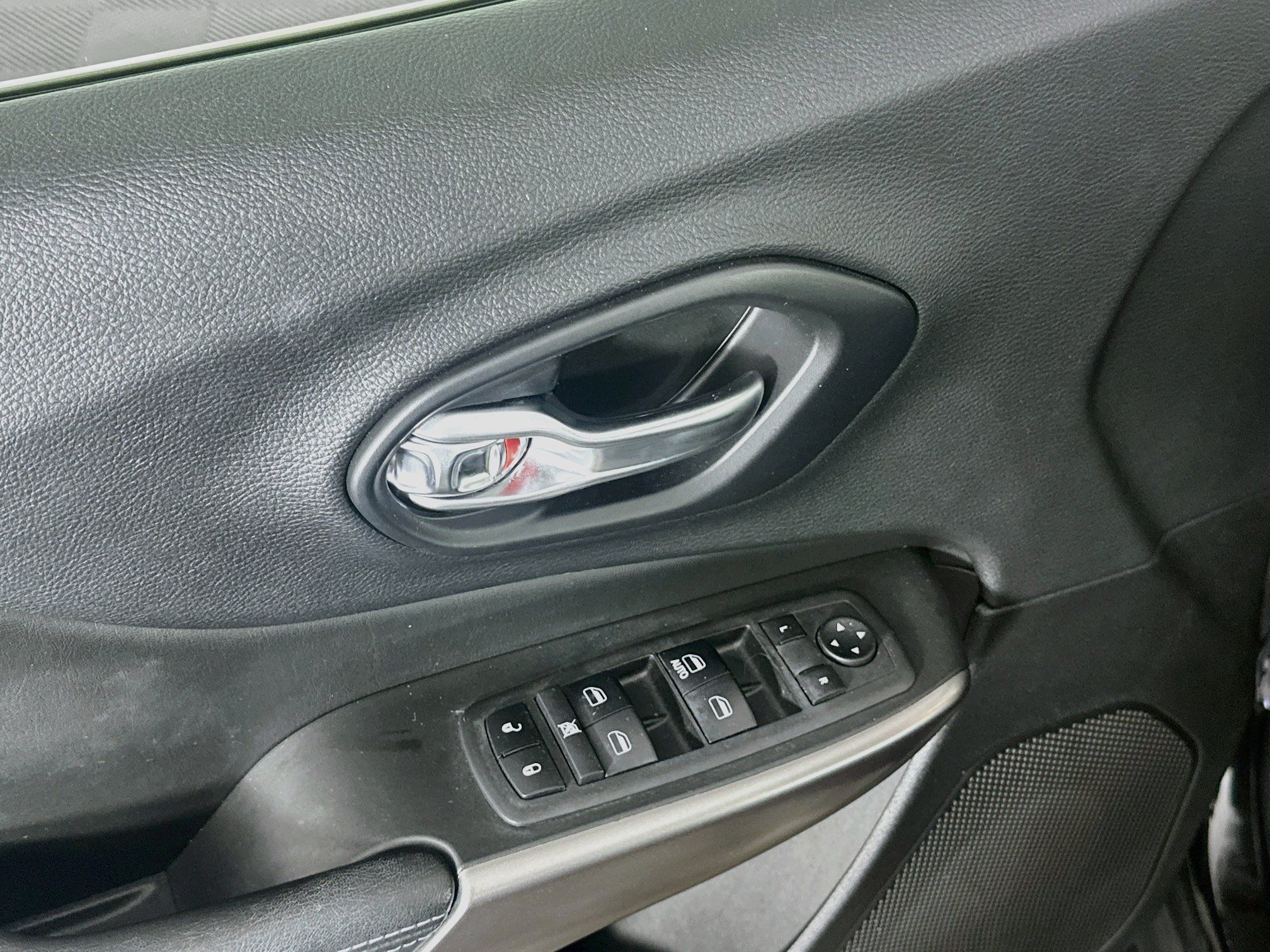 Used 2019 Jeep Cherokee Latitude w/ Popular Appearance Group FWD image 15