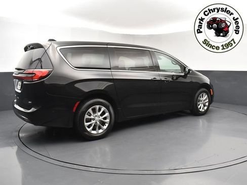 Used 2025 Chrysler Pacifica Select AWD/4WD image 6