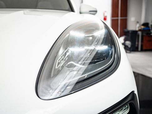 Certified 2024 Porsche Macan image 14