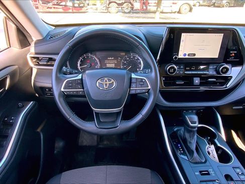 Used 2024 Toyota Highlander LE image 6