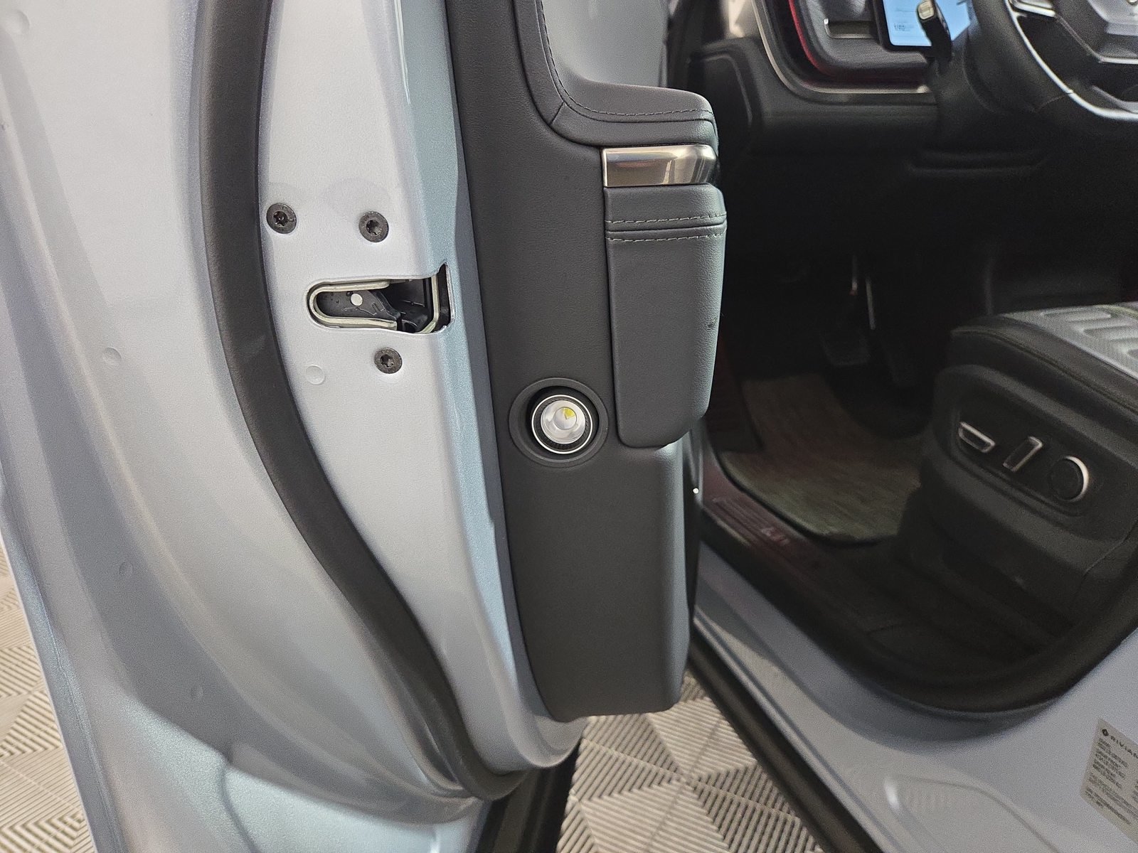 Used 2025 Rivian R1S Adventure Dual AWD/4WD image 32