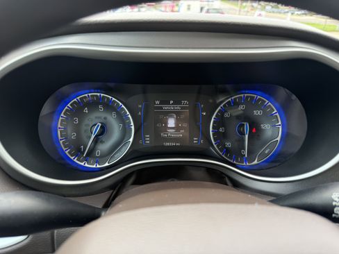 Used 2020 Chrysler Voyager L image 15