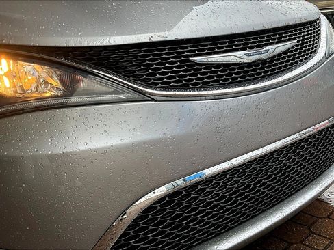 Used 2017 Chrysler Pacifica Touring-L Plus image 31