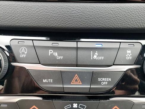 Used 2025 Chrysler Pacifica Select FWD image 24