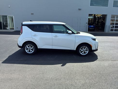 Used 2025 Kia Soul LX w/ LX Technology Package FWD image 12