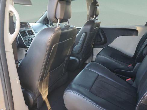 Used 2020 Dodge Grand Caravan SXT image 6