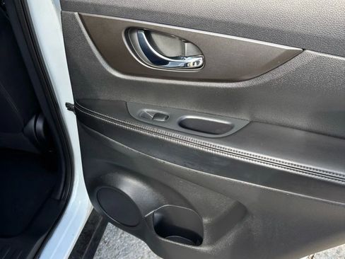 Used 2014 Nissan Rogue SV image 17