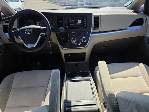 Used 2018 Toyota Sienna LE FWD image 11