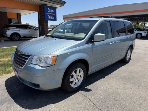 Used 2008 Chrysler Town & Country Touring FWD image 1