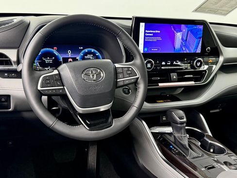 Used 2026 Toyota Highlander Platinum image 32
