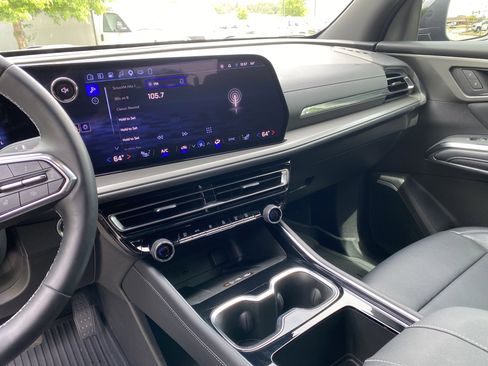 Used 2025 Chevrolet Traverse LT w/ Driver Confidence Package FWD image 23