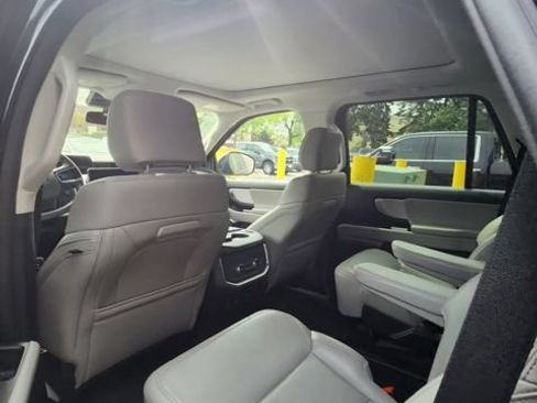 Used 2025 Ford Expedition Active AWD/4WD image 14