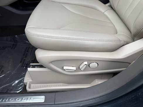 Used 2022 Lincoln Nautilus FWD w/ Premium Package image 12