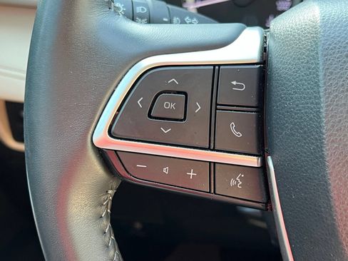 Used 2023 Toyota Highlander XLE FWD image 30