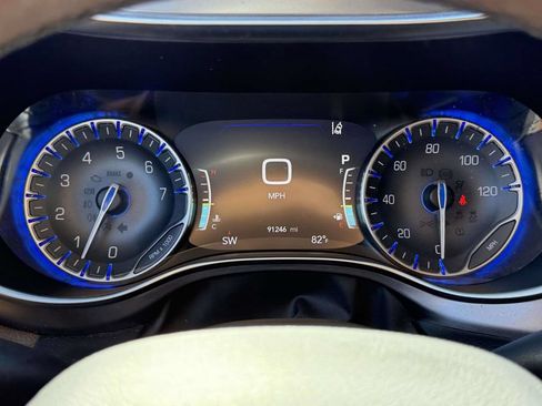 Used 2017 Chrysler Pacifica Limited FWD image 35