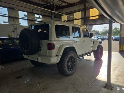 Used 2021 Jeep Wrangler Unlimited Sahara AWD/4WD image 5
