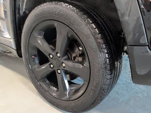 Used 2023 Jeep Grand Cherokee Limited w/ Luxury Tech Group II image 9