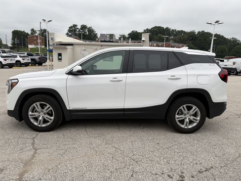 Used 2024 GMC Terrain SLE FWD image 4