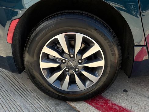 Used 2023 Chrysler Pacifica Touring-L FWD image 9