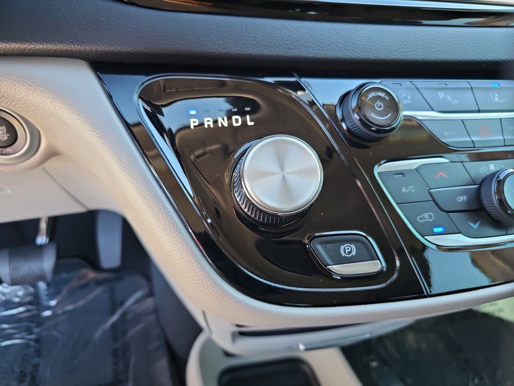 Used 2024 Chrysler Pacifica Touring-L FWD image 15