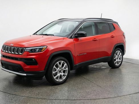 Used 2025 Jeep Compass Limited image 3