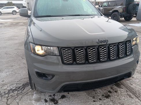 Used 2021 Jeep Grand Cherokee Laredo X image 3