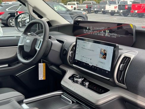 New 2025 Ford Expedition Active image 30