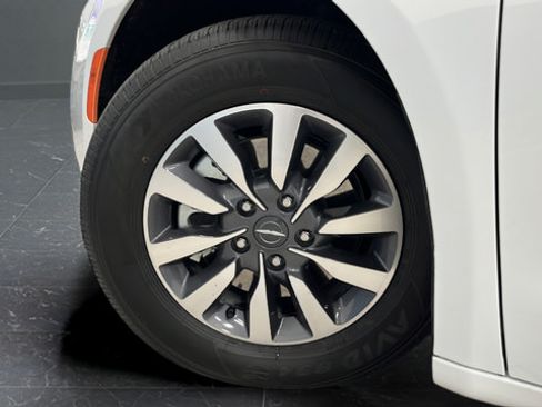 Used 2023 Chrysler Pacifica Limited w/ Uconnect Theater Family Group FWD image 40