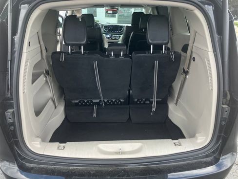 Used 2022 Chrysler Pacifica Touring-L FWD image 22