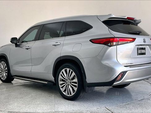 Used 2023 Toyota Highlander Platinum image 16