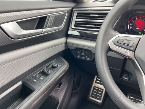 New 2025 Volkswagen Atlas Peak Edition SE image 18