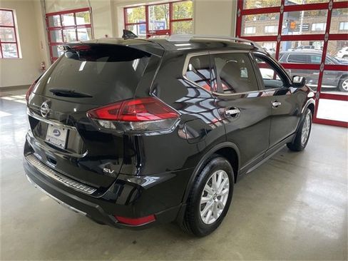 Used 2018 Nissan Rogue SV image 3