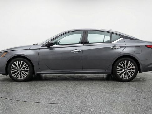 Used 2025 Nissan Altima 2.5 SV FWD image 11