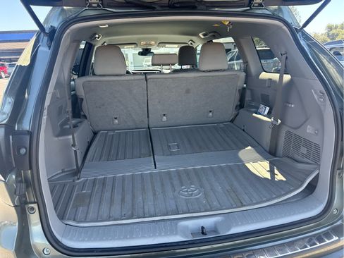 Used 2018 Toyota Highlander LE FWD image 9