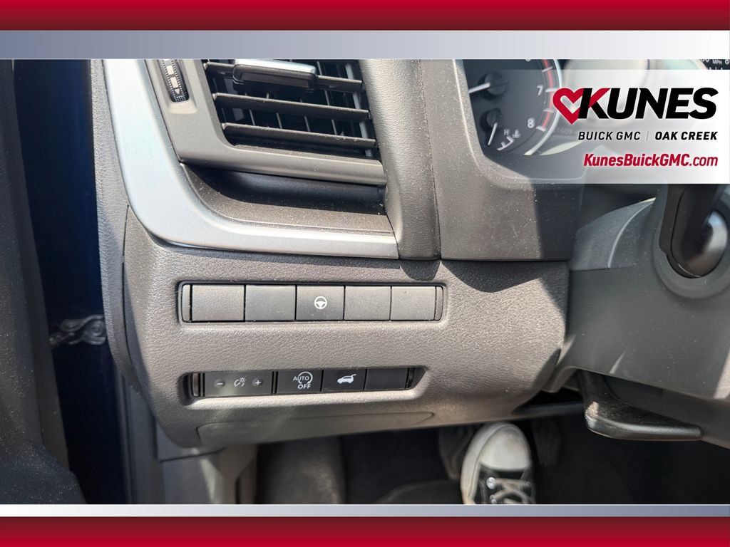 Used 2025 Nissan Rogue SV AWD/4WD image 19