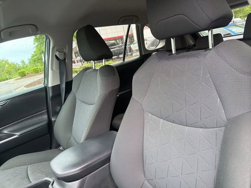 Used 2022 Toyota RAV4 XLE AWD/4WD image 27