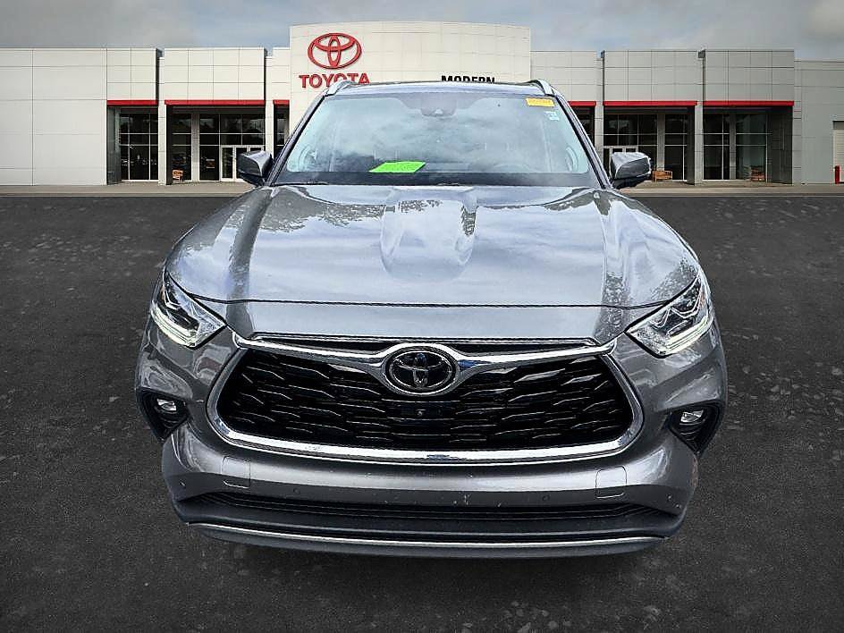 Used 2025 Toyota Highlander Limited AWD/4WD image 26