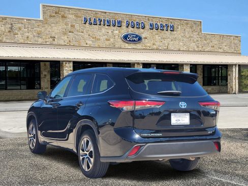 Used 2023 Toyota Highlander XLE image 4