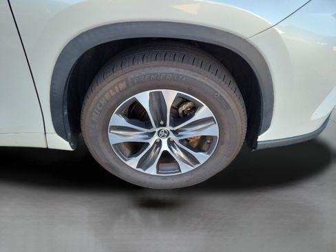 Used 2022 Toyota Highlander XLE FWD image 16