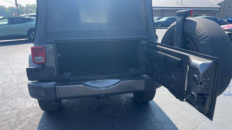 Used 2017 Jeep Wrangler Unlimited Sahara w/ Connectivity Group AWD/4WD image 12
