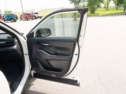 Used 2021 Toyota Highlander XSE FWD image 16