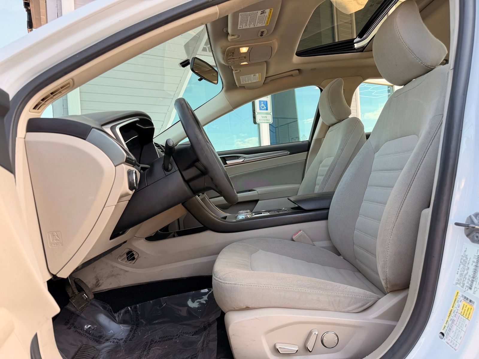 Used 2017 Ford Fusion SE FWD image 13