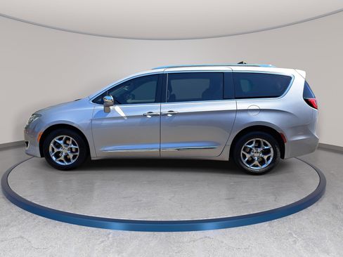 Used 2018 Chrysler Pacifica Limited FWD image 8